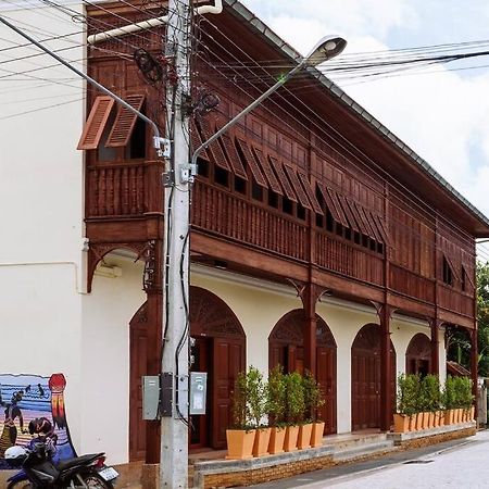 Solo - Fong Lee Cc Lampang Walking Street Apartment Exterior photo