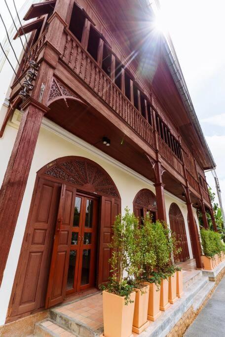 Solo - Fong Lee Cc Lampang Walking Street Apartment Exterior photo